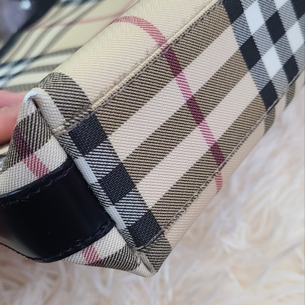 Burberry Classic House Check Shoulder Bag - Picture 12 of 13